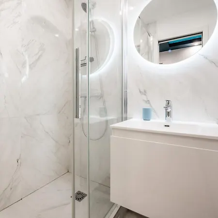 Charming Parisian Away From In The Heart Of *