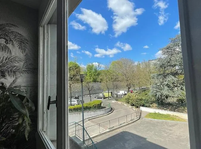 Charming Parisian Away From In The Heart Of Париж