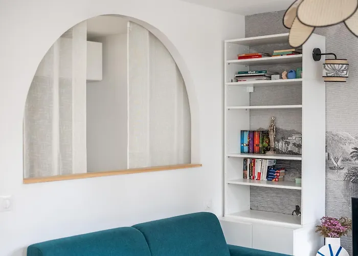 Charming Parisian Away From In The Heart Of * Париж